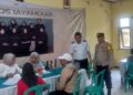 Jaga kondusif Bansos CPP Kota Sukabumi, Bhabinkamtibmas Monitoring Penyaluran di Aula Kelurahan Jayamekar