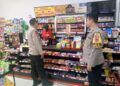 Polsek Sukalarang Patroli Toko Minimarket dan Dialogis dengan Karyawan