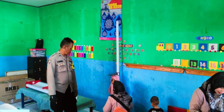 Hadir di Tengah Masyarakat, Bhabinkamtibmas Polsek Cisaat Pantau Pelaksanaan Posyandu