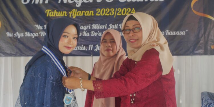 Kreasi seni Titampikan Dalam Pelepasan Turay Tineung Siswa/i Kelas lX SMP Negeri 8 Ciamis