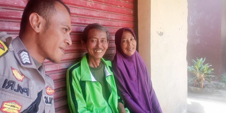 Anggota Polsek Lembursitu selaku Bhabinkamtibmas Kel Sindangsari Himbau Sambang Warga