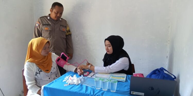 Cegah Stunting dan Ciptakan Kesehatan Balita, Bhabinkamtibmas Laksanakan Pemantauan Giat Posyandu