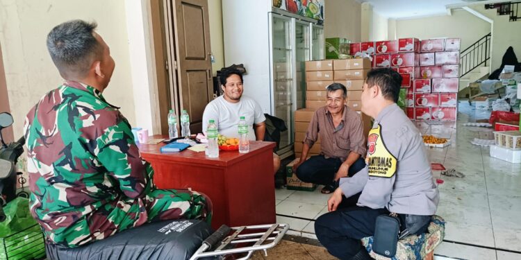 Dekati Warga Babinkamtibmas Bersinergi dengan Babinsa Sambangi Warga dan Berikan Imbauan Kamtibmas