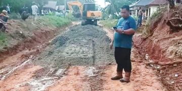 Jalan penghubung Lima Desa di Kecamatan Barumun Barat diperbaiki para Kades
