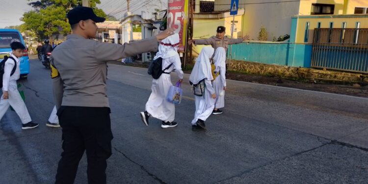 Wujud Kepedulian, Polisi Bantu Anak-Anak Sekolah Menyeberang Jalan