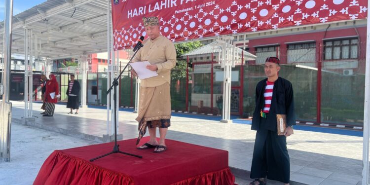Mengenakan Pakaian Adat Nusantara, Lapsustik Pamekasan Gelar Upacara Hari Lahir Pancasila