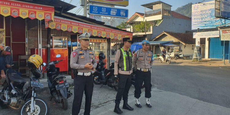 Giat Pagi Polsek Baros: Kapolsek Baros Ikut Serta Terjun Layani Warganya Gatur Pagi
