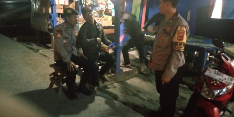 Patroli Dialogis Malam Hari Berikan Imbauan Kamtibmas Kepada Masyarakat Di Wilkum Polsek Sukalarang