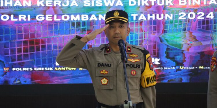 GRESIK ,mataperistiwa.id  – Polres Gresik menyambut 50 siswa Diktuk Bintara Polri Gelombang 1 Tahun 2024 SPN Polda Jatim dalam Upacara Pembukaan dan Penyambutan Latja yang diadakan di Rupatama Sarja Arya Racana, Selasa (4-6-2024). Acara ini dipimpin oleh Wakapolres Gresik Kompol Danu Anandhita Kuncoro Putro atas nama Kapolres Gresik AKBP Adhitya Panji Anom.   Dalam sambutannya, Wakapolres Gresik menyampaikan bahwa Latja ini merupakan salah satu rangkaian program kurikulum presisi pendidikan Polri tahun 2024 dan menjadi pembulatan untuk mengaplikasikan pelajaran yang didapat di pendidikan untuk ditempatkan di Intel, Reskrim, Bimas, Samapta, dan Lalu Lintas.  “Latja ini bertujuan untuk membekali para siswa dengan pengetahuan dan keterampilan yang diperlukan untuk menjadi anggota Polri yang handal dalam melaksanakan tugas perlindungan masyarakat,” tegas Wakapolres Gresik.  Polres Gresik mendapat amanah untuk membimbing 50 siswa Diktukba selama pelaksanaan Latja yang akan berlangsung mulai tanggal 2 Juni sampai 3 Juli 2024.  “Kepada para siswa untuk mengikuti Latja dengan baik dan sungguh-sungguh, serta tidak ragu untuk bertanya kepada para pembimbing jika ada hal yang belum dipahami,” ucap Wakapolres Gresik.  Pihaknya berharap melalui Latja ini, para siswa dapat menjadi Bintara Polri yang profesional, bermoral, dan mampu memberikan pelayanan terbaik kepada masyarakat.
