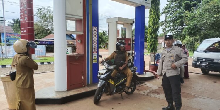 Jaga Kondusifitas dan Cegah Penyalahgunaan Distribusi BBM, Personil Polsek Cempaga Laksanakan Patroli KRYD di SPBU