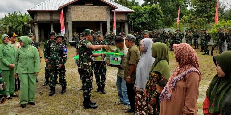 Usai penutupan TMMD, Kodim 1015 Sampit Gelar Baksos Bagi Sembako,Bagi Nutrisi Stanting dan Ibu Hamil