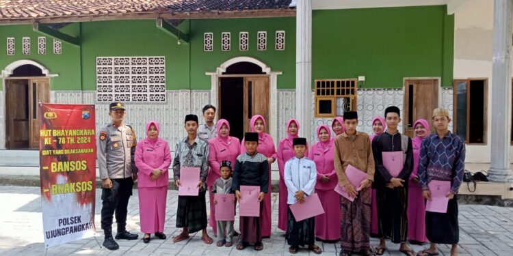 Polsek Ujungpangkah Berbagi Kebahagiaan dengan Santunan Anak Yatim Piatu di Pondok Pesantren