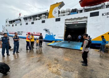 Berikan Rasa Aman , Polsek KP Mentaya Lakukan Pengamanan Kedatangan KM.KIRANA I di Pelabuhan Pelindo Sampit