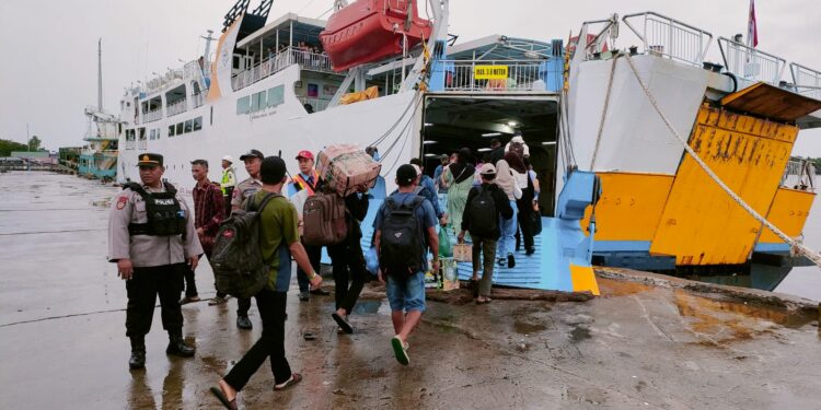 Berikan Rasa Aman , Polsek KP Mentaya Lakukan Pengamanan Keberangkatan KM.DHARMA FERRY VI di Pelabuhan Pelindo Sampit