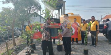 Polsek Kedamean Gelar Bakti Religi dan Tanam Pohon di Masjid Husnul Khotimah