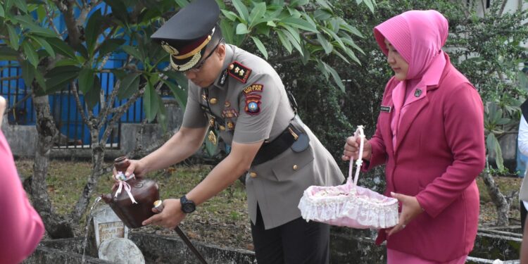 Peringatan Hari Bhayangkara Ke-78, Polres Bintan Lakukan Ziarah dan Tabur Bunga di Makam Pahlawan