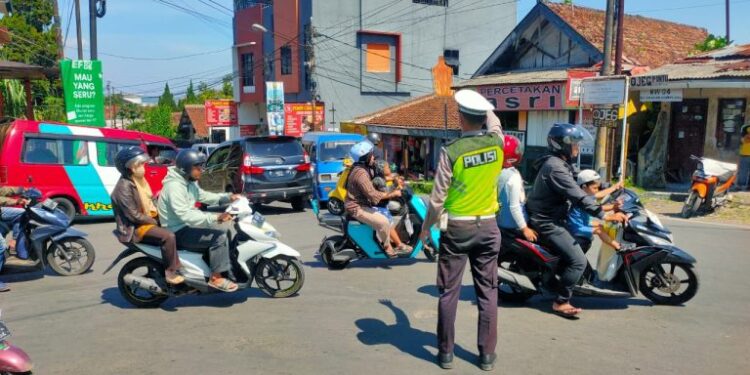 Gatur Lalu Lintas Polsek Warudoyong Paska melintas Kereta Api Pangrango