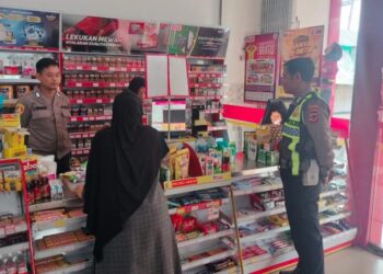 Sampaikan Himbauan Kamtibmas Kepada Karyawan Minimarket saat Patroli Siang