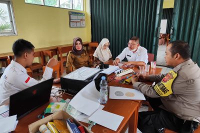 Bhabinkamtibmas Polsek Sukalarang Monitoring PPDB di SMK N 1 Sukalarang