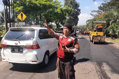 Anggota Polsek Lembursitu Laksanakan Pengaturan Lalu Lintas Saat Perbaikan Jalan