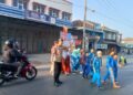 Wujud Kepedulian, Polisi Bantu Anak-Anak Sekolah Menyeberang Jalan