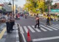Berikan Pelayanan Di Pagi Hari, Polsek Cikole Laksanakan Giat Pengaturan Lalulintas