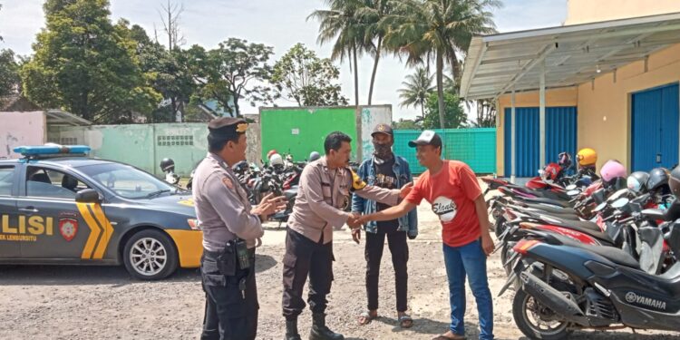 Anggota Polsek Lembursitu Himbau Juru Parkir Wisata Selalu Waspada Kriminal