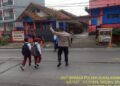 Wujud Kepedulian, Polisi Bantu Anak-Anak Sekolah Menyeberang Jalan