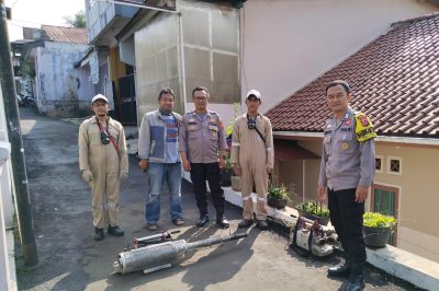 Bhabinkamtibmas Polsek Cikole Monitoring Giat Fogging Di Wilayahnya