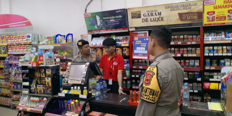Polsek Sukalarang Patroli Toko Minimarket dan Dialogis dengan  Masyarakat