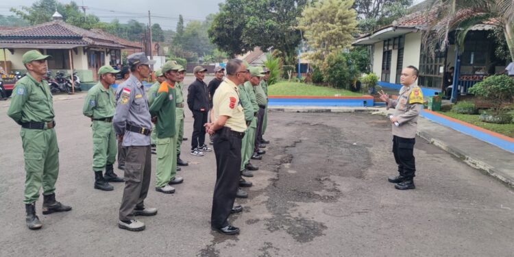 Tingkatkan Kemampuan,Polsek Sukaraja Berikan Pelatihan Anggota Linmas