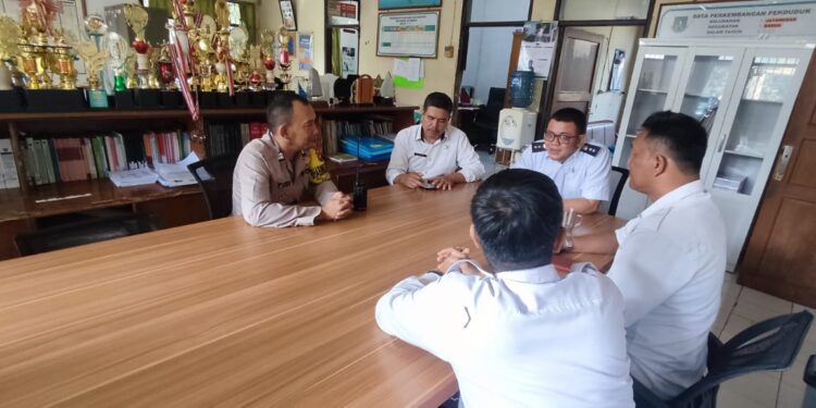 Wujudkan Harkamtibmas, Efektifkan dialogis Bhabinkamtibmas Jayamekar Sambangi Staf Kelurahan Jayamekar