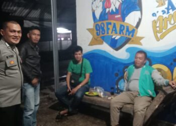 Sambang Warga Malam Hari, Upaya Bhabinkamtibmas Polsek Cireunghas Jaga Kamtibmas di Desa Binaan