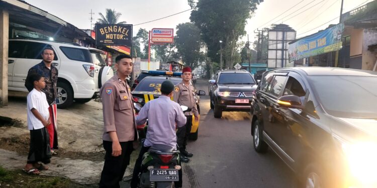 Personil Polsek Sukalarang Gelar Pengamanan Sholat Idul Adha 1445 H / 2024 M