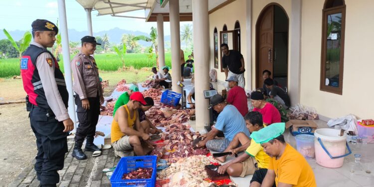 Ciptakan Harkamtibmas. Polsek Baros efektifkan sambang penyembelihan dan pendistribusian hewan kurban kepada warga masyarakat
