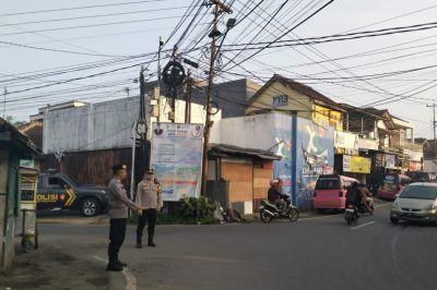 Polsek Kebonpedes Lakukan Pelayanan Masyarakat Pagi Hari Dengan Gatur Lalin Di Pertigaan Cimuncang