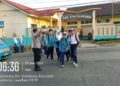 Wujud Kepedulian, Polisi Bantu Anak-Anak Sekolah Menyeberang Jalan