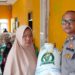 Bhabinkamtibmas Polsek Cisaat Monitoring Pembagian Beras Di Desa Binaan