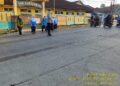 Wujud Kepedulian, Polisi Bantu Anak-Anak Sekolah Menyeberang Jalan