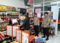 Anggota Samapta Polsek Sukalarang Laksanakan Patroli Malam Sambang Minimarket