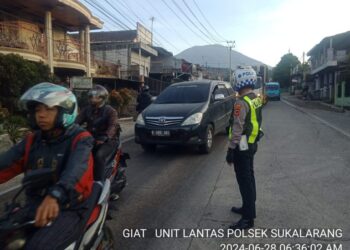 Unit Lantas Polsek Sukalarang Atur Lalu Lintas di Lokasi Perbaikan Jalan Coran
