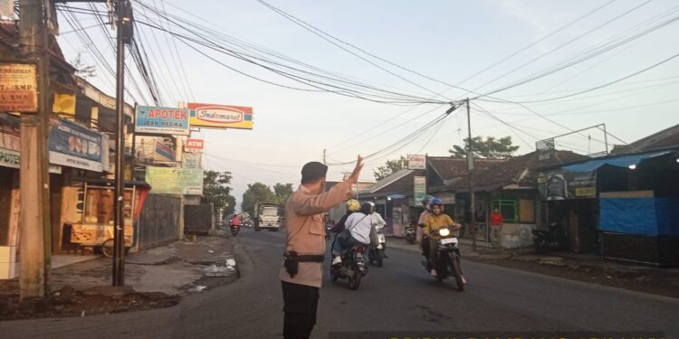 Pelayanan Prima  Rutin Gatur Pagi Polsek Lembursitu