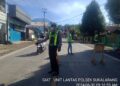 Unit Lantas Polsek Sukalarang Atur Lalu Lintas di Lokasi Perbaikan Jalan Coran
