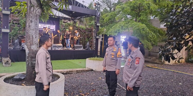 Kapolsek Citamiang Gelar Apel Pengamanan Kegiatan Hari Musik Keras Di Bumi Arsa Café Kecamatan Citamiang Kota Sukabumi.