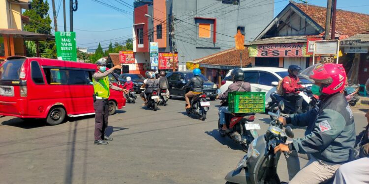 Gatur Lalu Lintas Polsek Warudoyong Paska melintas Kereta Api Pangrango