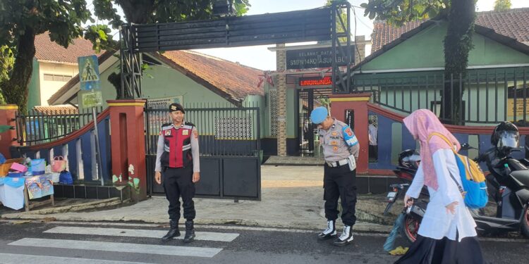 Berikan pelayanan pagi. Polsek baros ajak warga taati aturan berlalulintas untuk keselamatan