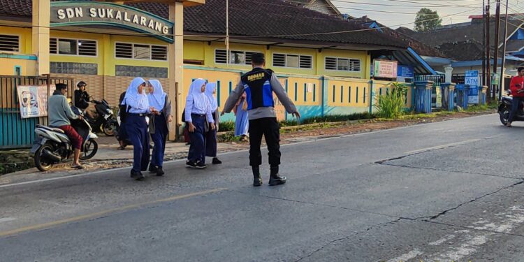 Wujud Kepedulian, Polisi Bantu Anak-Anak Sekolah Menyeberang Jalan