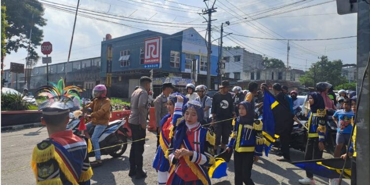 Pengawalan kegiatan lomba dan pawai Dongdang serta atraksi Drumband di wilkum Polsek Citamiang.
