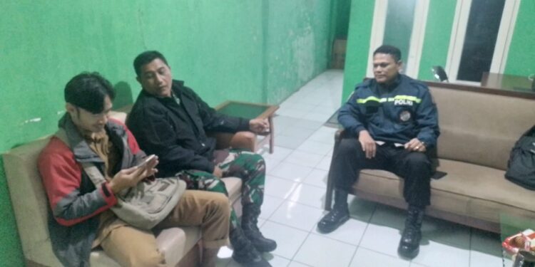 Sinergitas TNI-POLRI, Bhabinkamtibmas dan Babinsa Sambangi perangkat Desa Warnasari Kecamatan Sukabumi