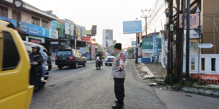 Pelayanan Prima  Rutin Gatur Pagi Polsek Lembursitu